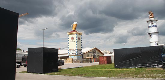 Mysteriöse Container in Schwarz beim Wiesn-Aufbau am 14.08.2019 (©Foto: Marikka-Laila Maisel)